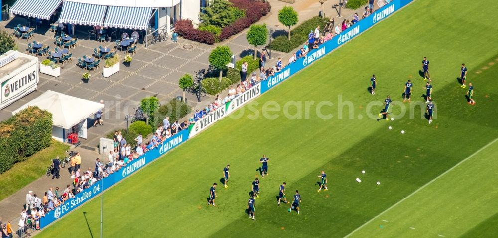 Aerial photograph Gelsenkirchen - Participants of the training on the sports grounds Bundesliga team S04 on the football training pitches at Charly's Schalke in Gelsenkirchen in North Rhine-Westphalia