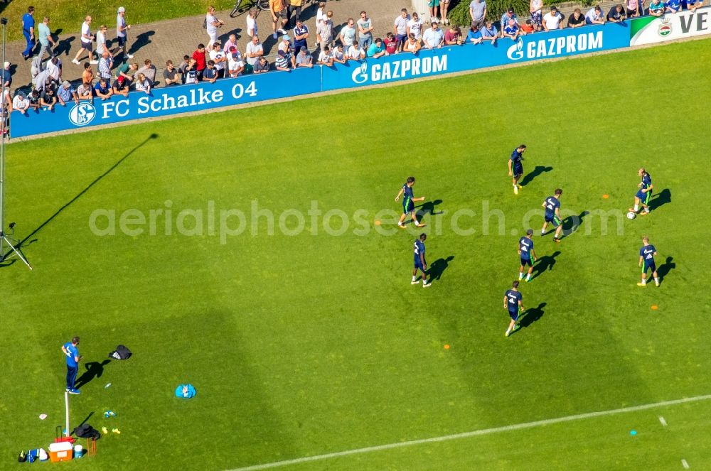 Gelsenkirchen from the bird's eye view: Participants of the training on the sports grounds Bundesliga team S04 on the football training pitches at Charly's Schalke in Gelsenkirchen in North Rhine-Westphalia