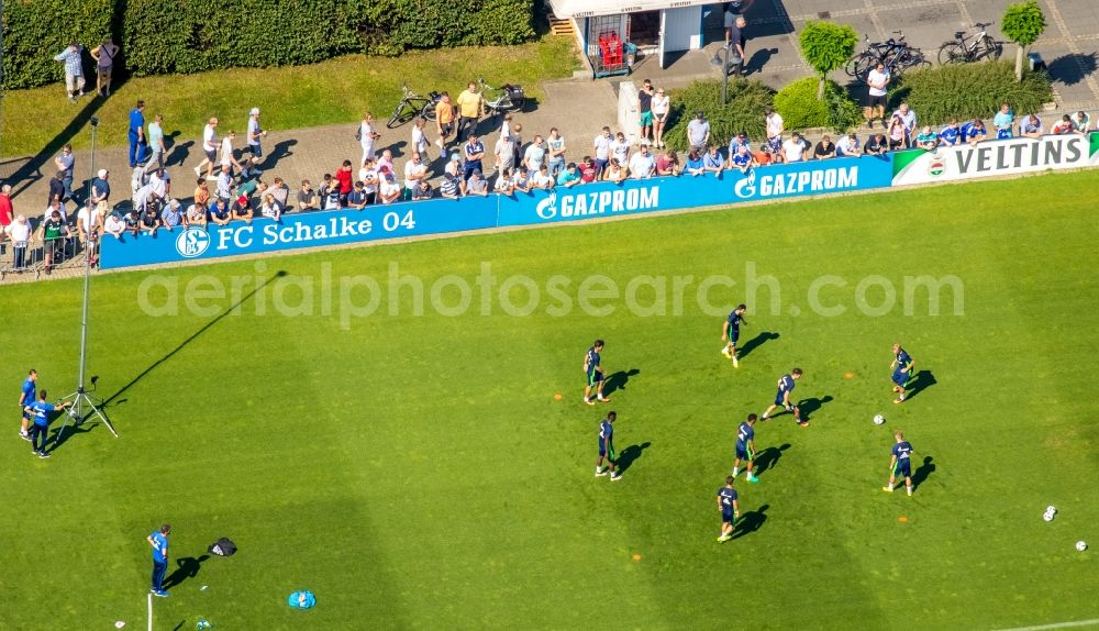 Aerial image Gelsenkirchen - Participants of the training on the sports grounds Bundesliga team S04 on the football training pitches at Charly's Schalke in Gelsenkirchen in North Rhine-Westphalia