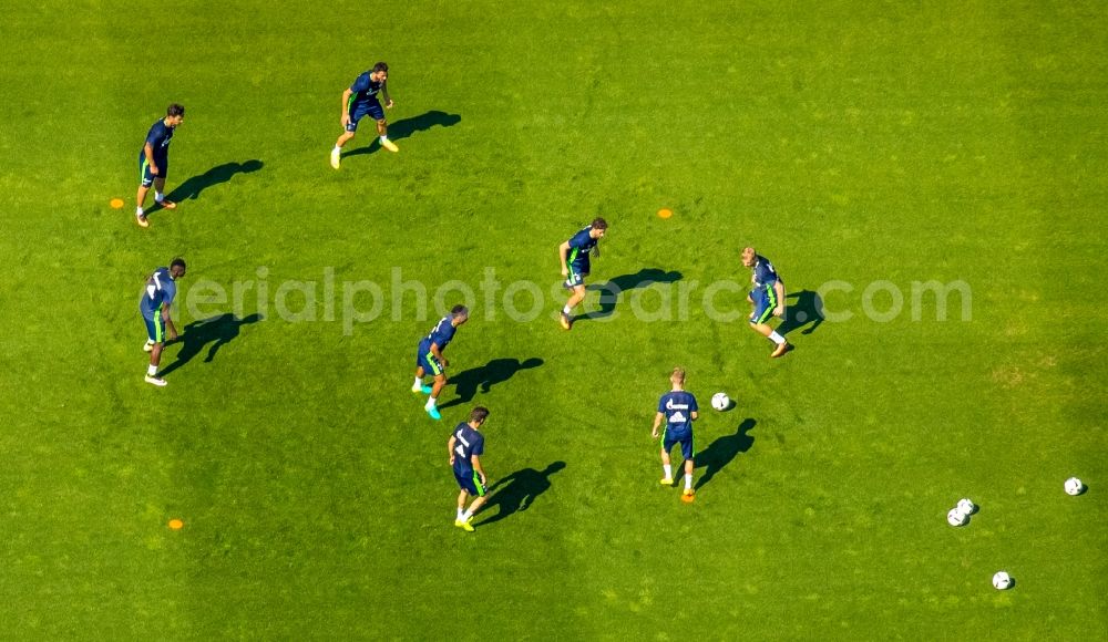 Aerial photograph Gelsenkirchen - Participants of the training on the sports grounds Bundesliga team S04 on the football training pitches at Charly's Schalke in Gelsenkirchen in North Rhine-Westphalia