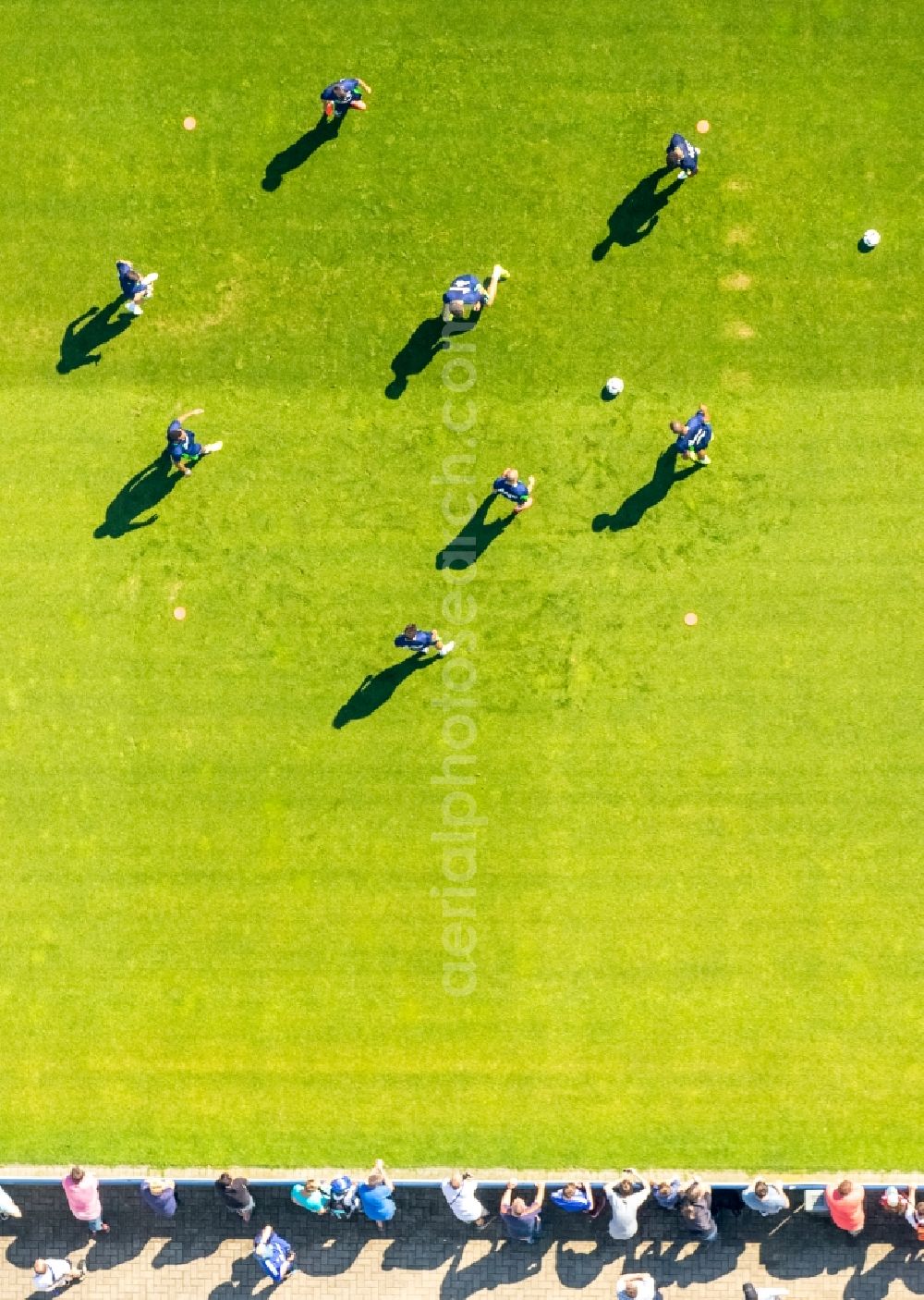 Gelsenkirchen from the bird's eye view: Participants of the training on the sports grounds Bundesliga team S04 on the football training pitches at Charly's Schalke in Gelsenkirchen in North Rhine-Westphalia