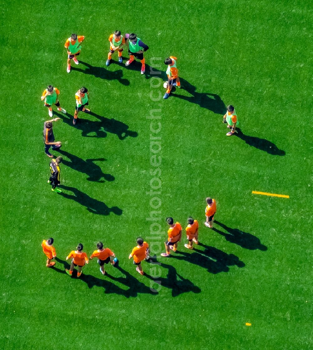 Dortmund from the bird's eye view: Participants of the training at the sport area of Evonik-Fussballschule on Strobelallee in Dortmund in the state North Rhine-Westphalia, Germany