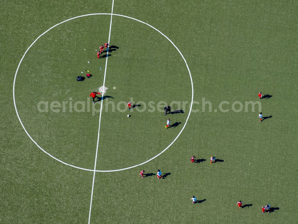 Hamm from above - Participants of the training at the sport area of football field in Sportzentrum Ost in Hamm in the state North Rhine-Westphalia, Germany