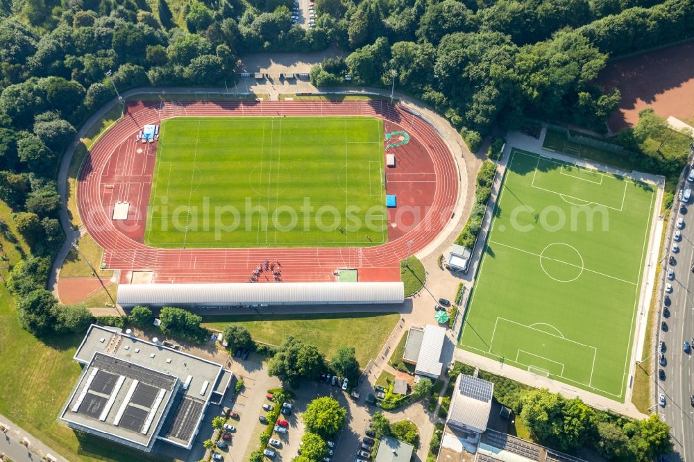 Bottrop from the bird's eye view: Participants of the training at the sport area Jahnsportpark in Bottrop in the state North Rhine-Westphalia, Germany