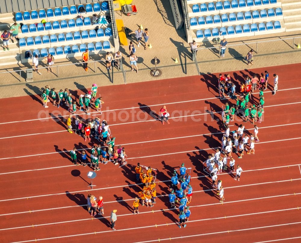 Aerial photograph Bottrop - Participants of the training at the sport area Jahnsportpark in Bottrop in the state North Rhine-Westphalia, Germany