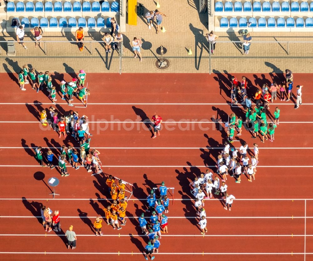 Bottrop from the bird's eye view: Participants of the training at the sport area Jahnsportpark in Bottrop in the state North Rhine-Westphalia, Germany