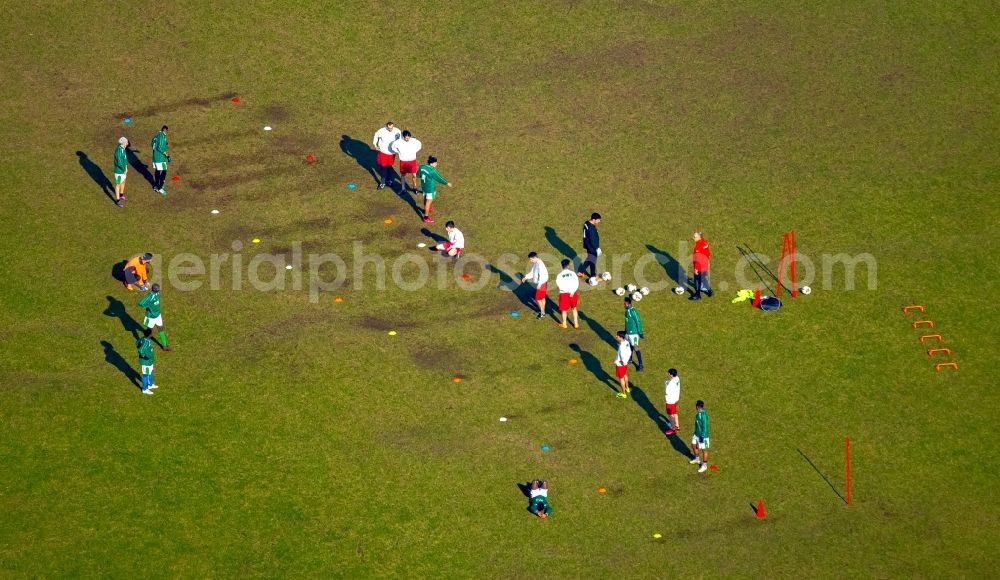 Rees from above - Participants of the training sports field at the Ebentalstrasse in Rees in the state North Rhine-Westphalia