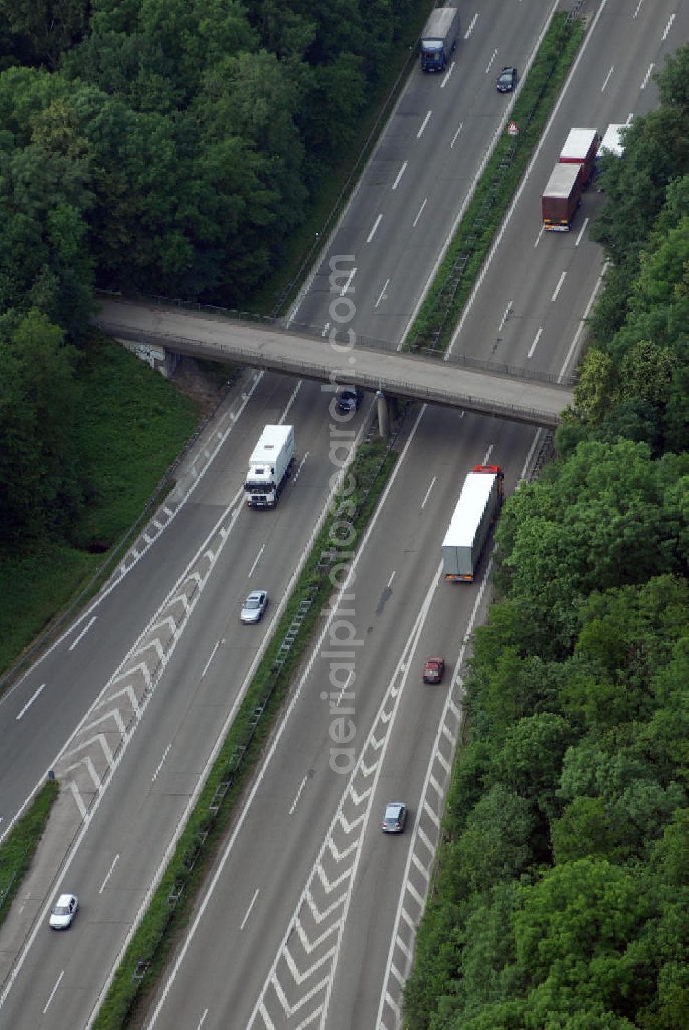 Offenburg from above - Blick auf die A5 nahe Offenburg. Die A5 ist Teil der HaFraBa (Hamburg Frankfurt Basel) vom Hattenbacher Dreieck bis an die Grenze zur Schweiz. Auf 445 km Länge bestehen Verbindungen u.a. zum französischen Autobahnnetz (bis Barcelona) und zur Verbindung Holland - Österreich. Als Teil der HaFraBa E.V. (Nord-Süd Verbindung) ist sie eine der meist befahrensten Strassen Europas (in Deutschland Platz 9).