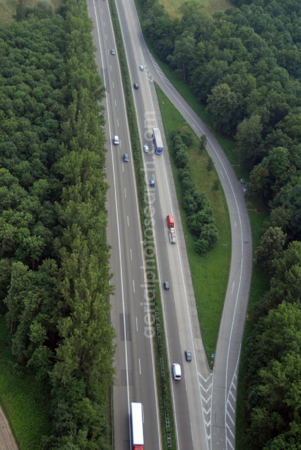 Offenburg from above - Blick auf die A5 nahe Offenburg. Die A5 ist Teil der HaFraBa (Hamburg Frankfurt Basel) vom Hattenbacher Dreieck bis an die Grenze zur Schweiz. Auf 445 km Länge bestehen Verbindungen u.a. zum französischen Autobahnnetz (bis Barcelona) und zur Verbindung Holland - Österreich. Als Teil der HaFraBa E.V. (Nord-Süd Verbindung) ist sie eine der meist befahrensten Strassen Europas (in Deutschland Platz 9).