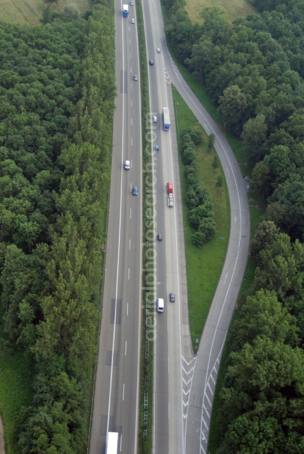 Offenburg from the bird's eye view: Blick auf die A5 nahe Offenburg. Die A5 ist Teil der HaFraBa (Hamburg Frankfurt Basel) vom Hattenbacher Dreieck bis an die Grenze zur Schweiz. Auf 445 km Länge bestehen Verbindungen u.a. zum französischen Autobahnnetz (bis Barcelona) und zur Verbindung Holland - Österreich. Als Teil der HaFraBa E.V. (Nord-Süd Verbindung) ist sie eine der meist befahrensten Strassen Europas (in Deutschland Platz 9).