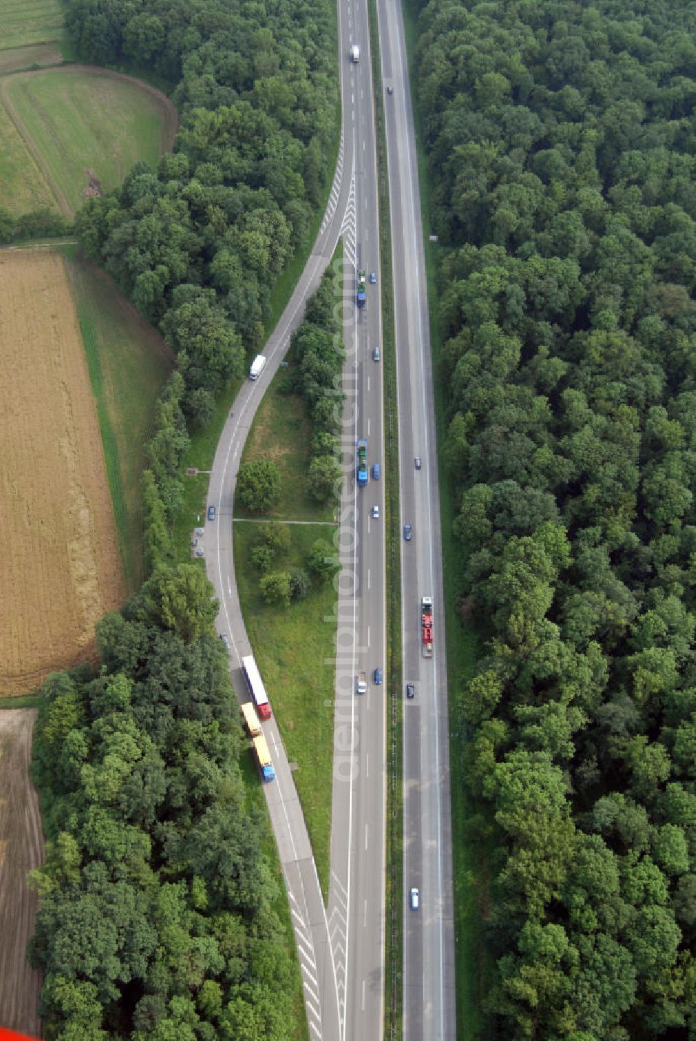 Offenburg from above - Blick auf die A5 nahe Offenburg. Die A5 ist Teil der HaFraBa (Hamburg Frankfurt Basel) vom Hattenbacher Dreieck bis an die Grenze zur Schweiz. Auf 445 km Länge bestehen Verbindungen u.a. zum französischen Autobahnnetz (bis Barcelona) und zur Verbindung Holland - Österreich. Als Teil der HaFraBa E.V. (Nord-Süd Verbindung) ist sie eine der meist befahrensten Strassen Europas (in Deutschland Platz 9).