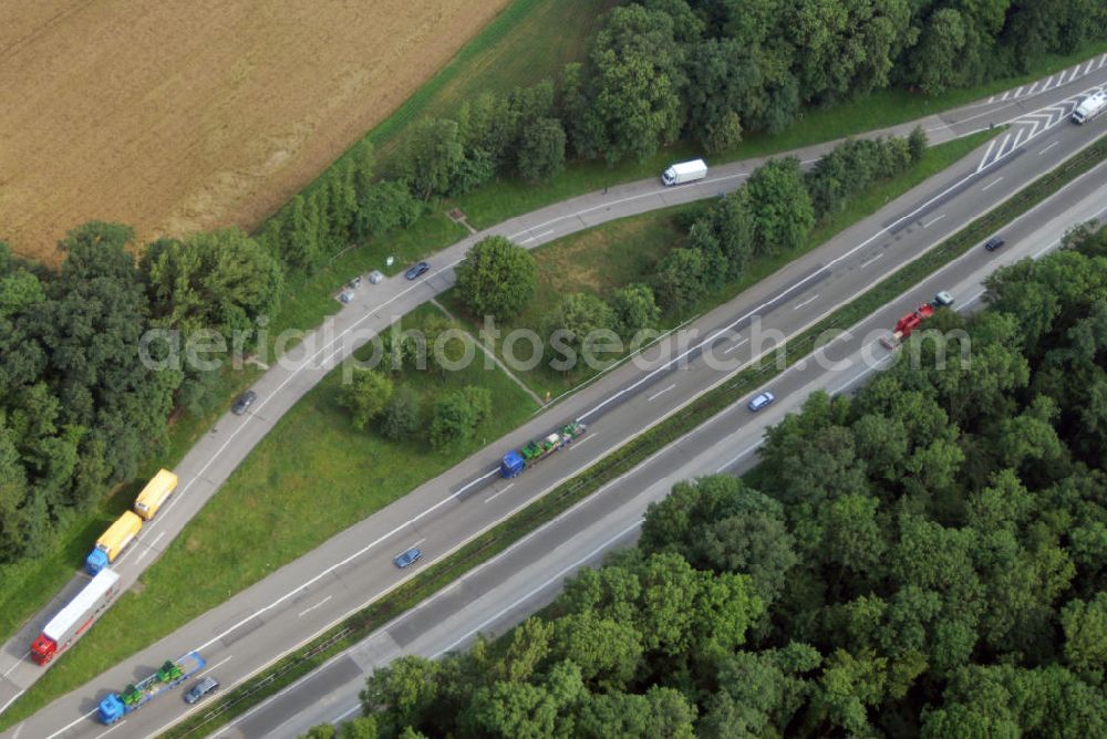 Offenburg from the bird's eye view: Blick auf die A5 nahe Offenburg. Die A5 ist Teil der HaFraBa (Hamburg Frankfurt Basel) vom Hattenbacher Dreieck bis an die Grenze zur Schweiz. Auf 445 km Länge bestehen Verbindungen u.a. zum französischen Autobahnnetz (bis Barcelona) und zur Verbindung Holland - Österreich. Als Teil der HaFraBa E.V. (Nord-Süd Verbindung) ist sie eine der meist befahrensten Strassen Europas (in Deutschland Platz 9).