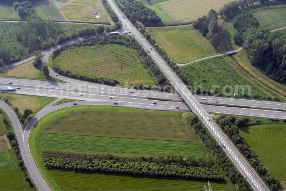 Aerial photograph Bühl / OT Vimbuch - Blick auf die Abfahrt Vimbuch der A5 nahe Bühl. Die A5 ist Teil der HaFraBa (Hamburg Frankfurt Basel) vom Hattenbacher Dreieck bis an die Grenze zur Schweiz. Auf 445 km Länge bestehen Verbindungen u.a. zum französischen Autobahnnetz (bis Barcelona) und zur Verbindung Holland - Österreich. Als Teil der HaFraBa E.V. (Nord-Süd Verbindung) ist sie eine der meist befahrensten Strassen Europas (in Deutschland Platz 9).