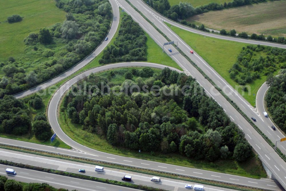 Appenweiler from above - Blick auf das Autobahnkreuz Appenweier. Die Kreuzung Appenweier ist Teil der A5 vom Hattenbacher Dreieck bis an die Grenze zur Schweiz. Auf 445 km Länge bestehen Verbindungen u.a. zum französischen Autobahnnetz (weiter bis Barcelona) und zur Verbindung Holland - Österreich. Als Teil der HaFraBa E.V. (Nord-Süd Verbindung) ist sie eine der meist befahrensten Strassen Europas. Das Kreuz Appenweier stellt die Verbindung von von der Staatsgrenze Frankreichs bis nach Bayern dar. Ab 1967 wurde der Teil Kehl - Appenweier zur Schnellstraße ausgebaut.