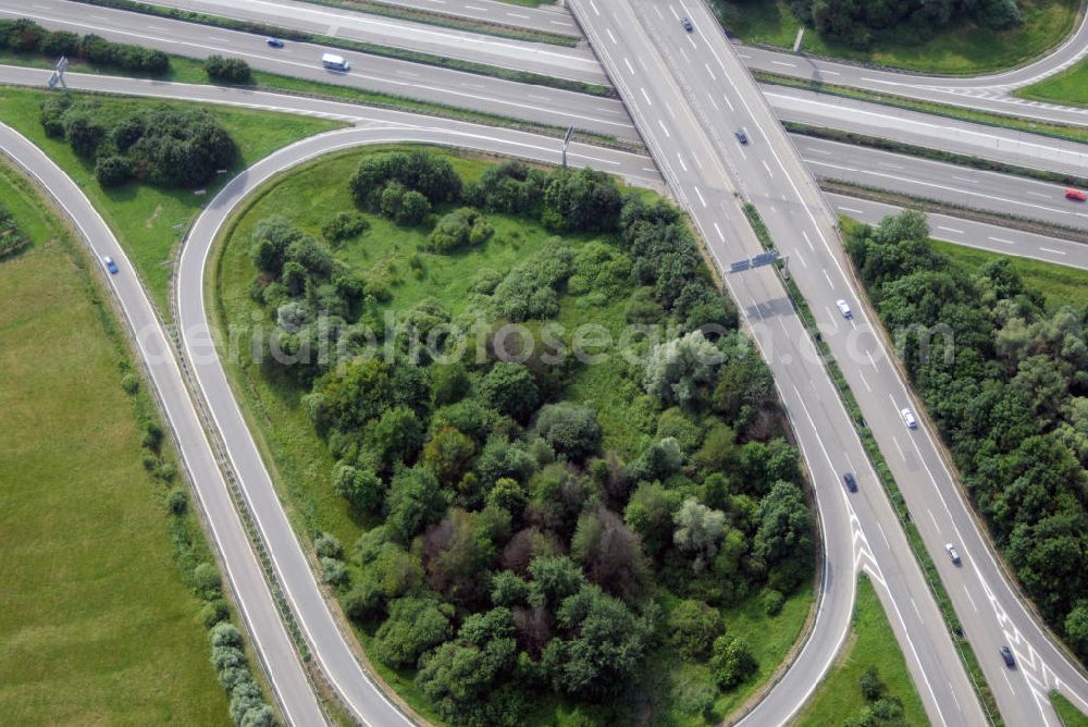 Aerial image Appenweiler - Blick auf das Autobahnkreuz Appenweier. Die Kreuzung Appenweier ist Teil der A5 vom Hattenbacher Dreieck bis an die Grenze zur Schweiz. Auf 445 km Länge bestehen Verbindungen u.a. zum französischen Autobahnnetz (weiter bis Barcelona) und zur Verbindung Holland - Österreich. Als Teil der HaFraBa E.V. (Nord-Süd Verbindung) ist sie eine der meist befahrensten Strassen Europas. Das Kreuz Appenweier stellt die Verbindung von von der Staatsgrenze Frankreichs bis nach Bayern dar. Ab 1967 wurde der Teil Kehl - Appenweier zur Schnellstraße ausgebaut.