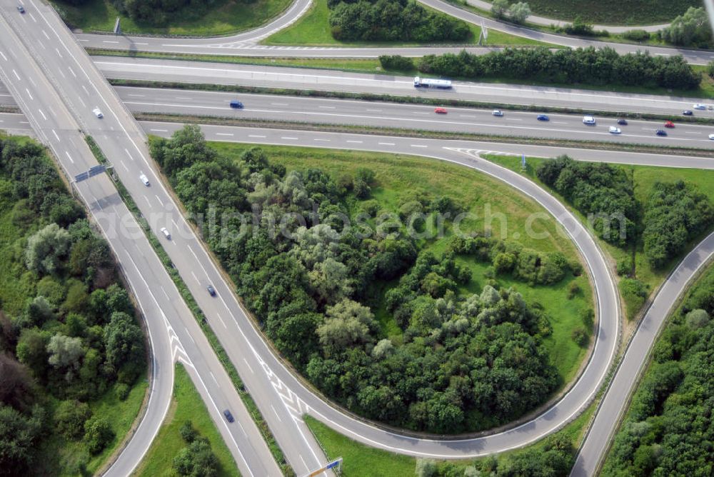 Aerial photograph Appenweiler - Blick auf das Autobahnkreuz Appenweier. Die Kreuzung Appenweier ist Teil der A5 vom Hattenbacher Dreieck bis an die Grenze zur Schweiz. Auf 445 km Länge bestehen Verbindungen u.a. zum französischen Autobahnnetz (weiter bis Barcelona) und zur Verbindung Holland - Österreich. Als Teil der HaFraBa E.V. (Nord-Süd Verbindung) ist sie eine der meist befahrensten Strassen Europas. Das Kreuz Appenweier stellt die Verbindung von von der Staatsgrenze Frankreichs bis nach Bayern dar. Ab 1967 wurde der Teil Kehl - Appenweier zur Schnellstraße ausgebaut.