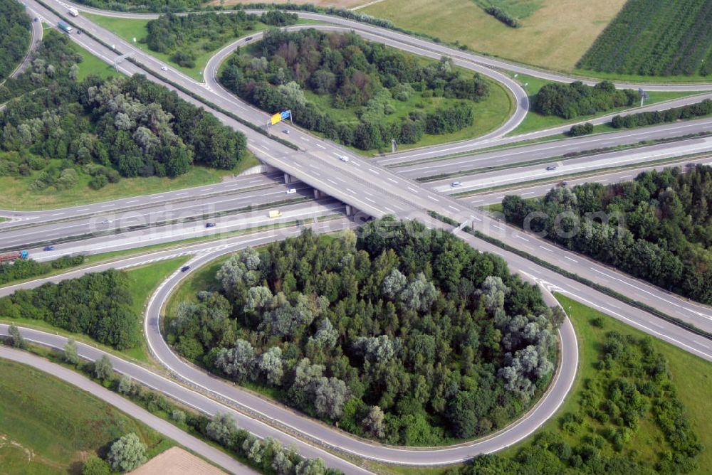 Aerial photograph Appenweiler - Blick auf das Autobahnkreuz Appenweier. Die Kreuzung Appenweier ist Teil der A5 vom Hattenbacher Dreieck bis an die Grenze zur Schweiz. Auf 445 km Länge bestehen Verbindungen u.a. zum französischen Autobahnnetz (weiter bis Barcelona) und zur Verbindung Holland - Österreich. Als Teil der HaFraBa E.V. (Nord-Süd Verbindung) ist sie eine der meist befahrensten Strassen Europas. Das Kreuz Appenweier stellt die Verbindung von von der Staatsgrenze Frankreichs bis nach Bayern dar. Ab 1967 wurde der Teil Kehl - Appenweier zur Schnellstraße ausgebaut.