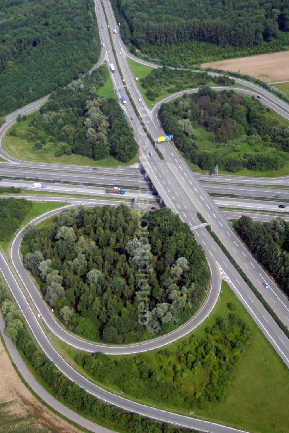 Appenweiler from above - Blick auf das Autobahnkreuz Appenweier. Die Kreuzung Appenweier ist Teil der A5 vom Hattenbacher Dreieck bis an die Grenze zur Schweiz. Auf 445 km Länge bestehen Verbindungen u.a. zum französischen Autobahnnetz (weiter bis Barcelona) und zur Verbindung Holland - Österreich. Als Teil der HaFraBa E.V. (Nord-Süd Verbindung) ist sie eine der meist befahrensten Strassen Europas. Das Kreuz Appenweier stellt die Verbindung von von der Staatsgrenze Frankreichs bis nach Bayern dar. Ab 1967 wurde der Teil Kehl - Appenweier zur Schnellstraße ausgebaut.