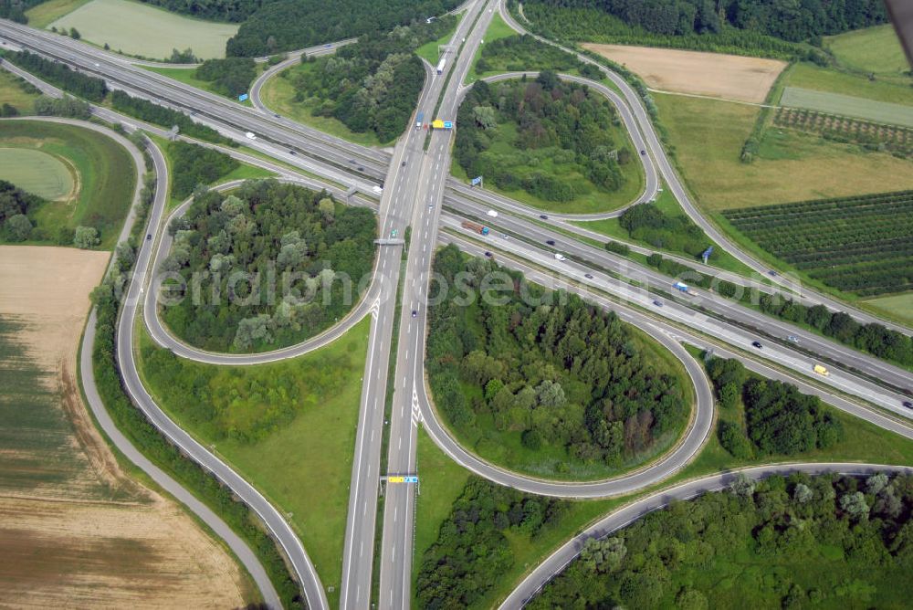 Appenweiler from the bird's eye view: Blick auf das Autobahnkreuz Appenweier. Die Kreuzung Appenweier ist Teil der A5 vom Hattenbacher Dreieck bis an die Grenze zur Schweiz. Auf 445 km Länge bestehen Verbindungen u.a. zum französischen Autobahnnetz (weiter bis Barcelona) und zur Verbindung Holland - Österreich. Als Teil der HaFraBa E.V. (Nord-Süd Verbindung) ist sie eine der meist befahrensten Strassen Europas. Das Kreuz Appenweier stellt die Verbindung von von der Staatsgrenze Frankreichs bis nach Bayern dar. Ab 1967 wurde der Teil Kehl - Appenweier zur Schnellstraße ausgebaut.