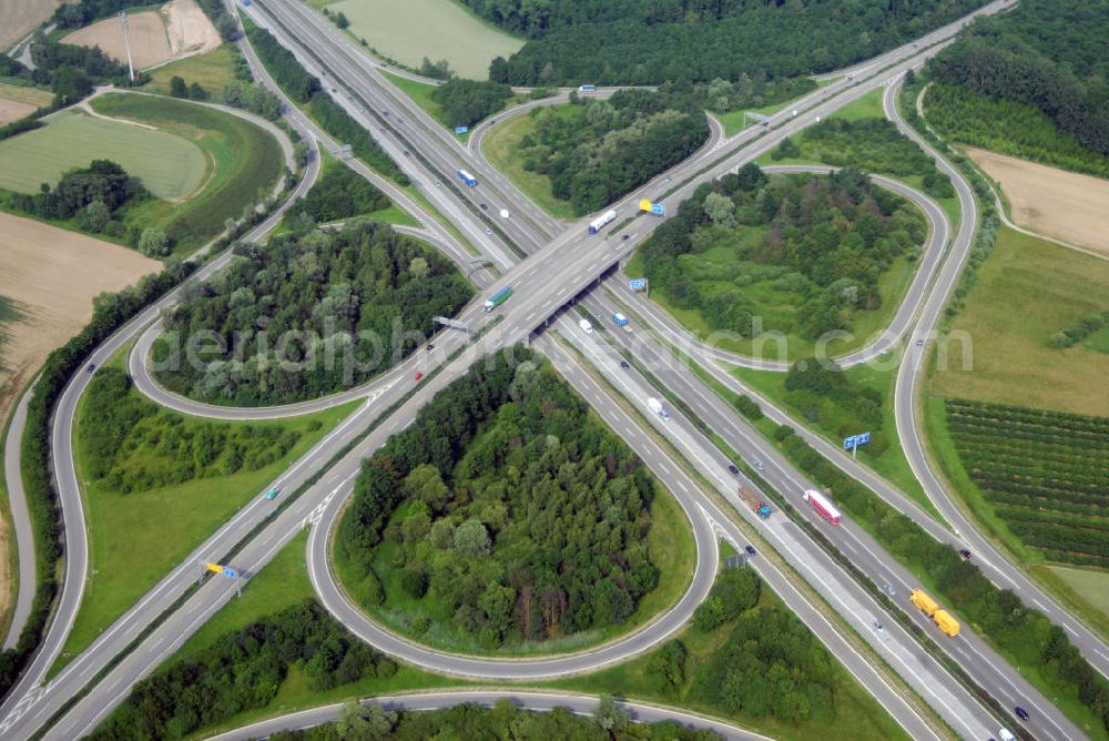 Aerial image Appenweiler - Blick auf das Autobahnkreuz Appenweier. Die Kreuzung Appenweier ist Teil der A5 vom Hattenbacher Dreieck bis an die Grenze zur Schweiz. Auf 445 km Länge bestehen Verbindungen u.a. zum französischen Autobahnnetz (weiter bis Barcelona) und zur Verbindung Holland - Österreich. Als Teil der HaFraBa E.V. (Nord-Süd Verbindung) ist sie eine der meist befahrensten Strassen Europas. Das Kreuz Appenweier stellt die Verbindung von von der Staatsgrenze Frankreichs bis nach Bayern dar. Ab 1967 wurde der Teil Kehl - Appenweier zur Schnellstraße ausgebaut.