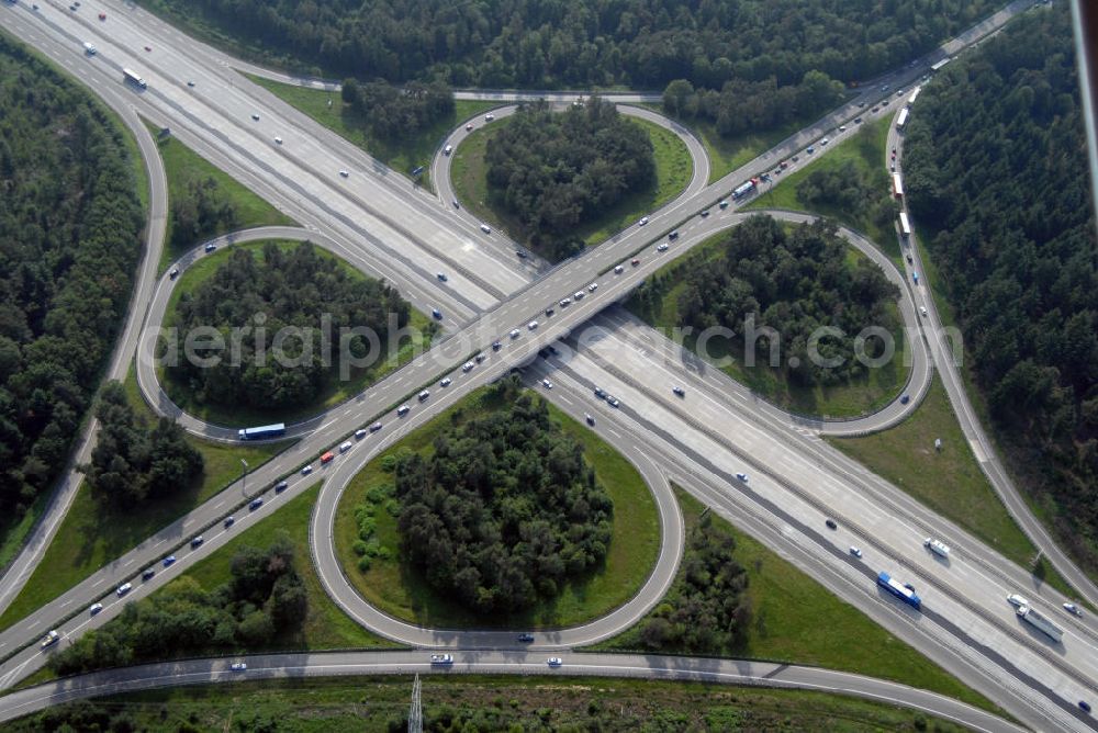 Baden-Baden from above - Blick auf das Autobahnkreuz Baden-Baden. Die Kreuzung Baden-Baden ist Teil der A5 vom Hattenbacher Dreieck bis an die Grenze zur Schweiz. Auf 445 km Länge bestehen Verbindungen u.a. zum französischen Autobahnnetz (weiter bis Barcelona) und zur Verbindung Holland - Österreich. Als Teil der HaFraBa E.V. (Nord-Süd Verbindung) ist sie eine der meist befahrensten Strassen Europas. Das Kreuz Baden-Baden stellt die Verbindung von von der Staatsgrenze Frankreichs bis nach Bayern dar.