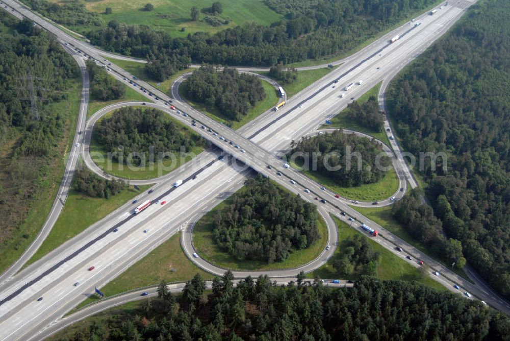 Baden-Baden from the bird's eye view: Blick auf das Autobahnkreuz Baden-Baden. Die Kreuzung Baden-Baden ist Teil der A5 vom Hattenbacher Dreieck bis an die Grenze zur Schweiz. Auf 445 km Länge bestehen Verbindungen u.a. zum französischen Autobahnnetz (weiter bis Barcelona) und zur Verbindung Holland - Österreich. Als Teil der HaFraBa E.V. (Nord-Süd Verbindung) ist sie eine der meist befahrensten Strassen Europas. Das Kreuz Baden-Baden stellt die Verbindung von von der Staatsgrenze Frankreichs bis nach Bayern dar.