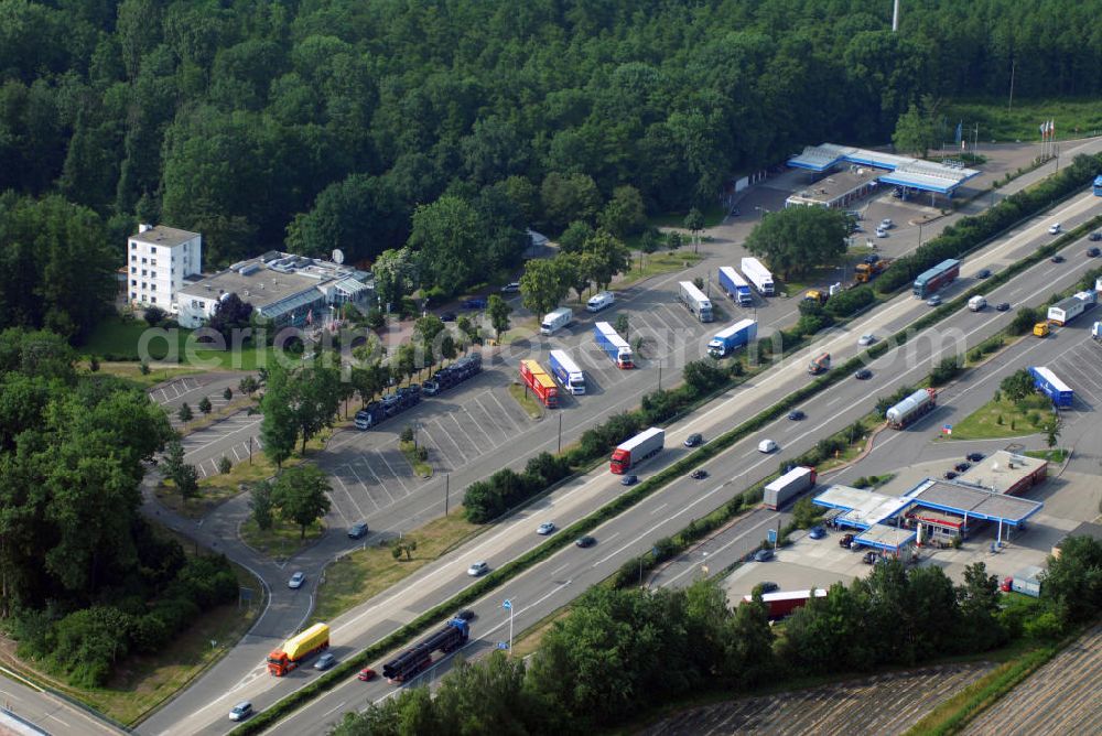 Aerial photograph Appenweier / OT Urloffen - Blick auf die Autobahnraststätte Renchtal-Ost an der A5 nahe Urloffen. Die A5 ist Teil der HaFraBa (Hamburg Frankfurt Basel) vom Hattenbacher Dreieck bis an die Grenze zur Schweiz. Auf 445 km Länge bestehen Verbindungen u.a. zum französischen Autobahnnetz (bis Barcelona) und zur Verbindung Holland - Österreich. Kontakt: Autobahnraststätte 1, 77767 Appenweier - Urloffen, Tel.: 07805 912231