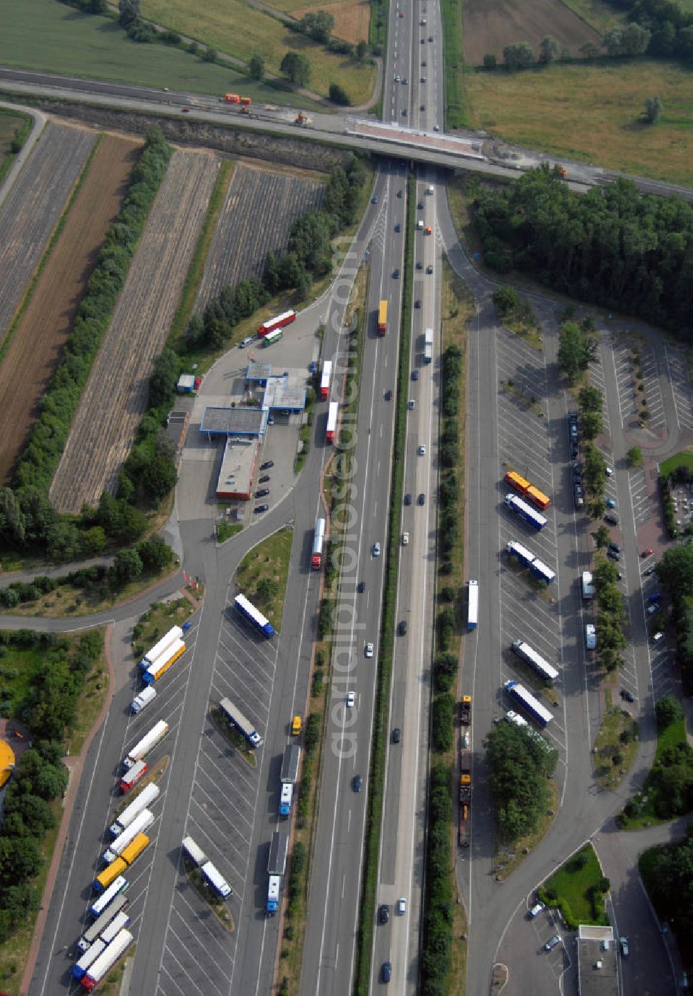 Appenweier / OT Urloffen from the bird's eye view: Blick auf die Autobahnraststätte Renchtal-Ost an der A5 nahe Urloffen. Die A5 ist Teil der HaFraBa (Hamburg Frankfurt Basel) vom Hattenbacher Dreieck bis an die Grenze zur Schweiz. Auf 445 km Länge bestehen Verbindungen u.a. zum französischen Autobahnnetz (bis Barcelona) und zur Verbindung Holland - Österreich. Kontakt: Autobahnraststätte 1, 77767 Appenweier - Urloffen, Tel.: 07805 912231