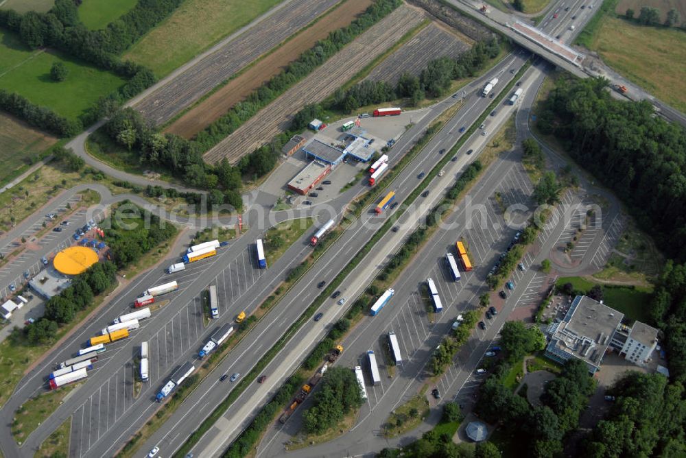 Aerial image Appenweier / OT Urloffen - Blick auf die Autobahnraststätte Renchtal-Ost an der A5 nahe Urloffen. Die A5 ist Teil der HaFraBa (Hamburg Frankfurt Basel) vom Hattenbacher Dreieck bis an die Grenze zur Schweiz. Auf 445 km Länge bestehen Verbindungen u.a. zum französischen Autobahnnetz (bis Barcelona) und zur Verbindung Holland - Österreich. Kontakt: Autobahnraststätte 1, 77767 Appenweier - Urloffen, Tel.: 07805 912231