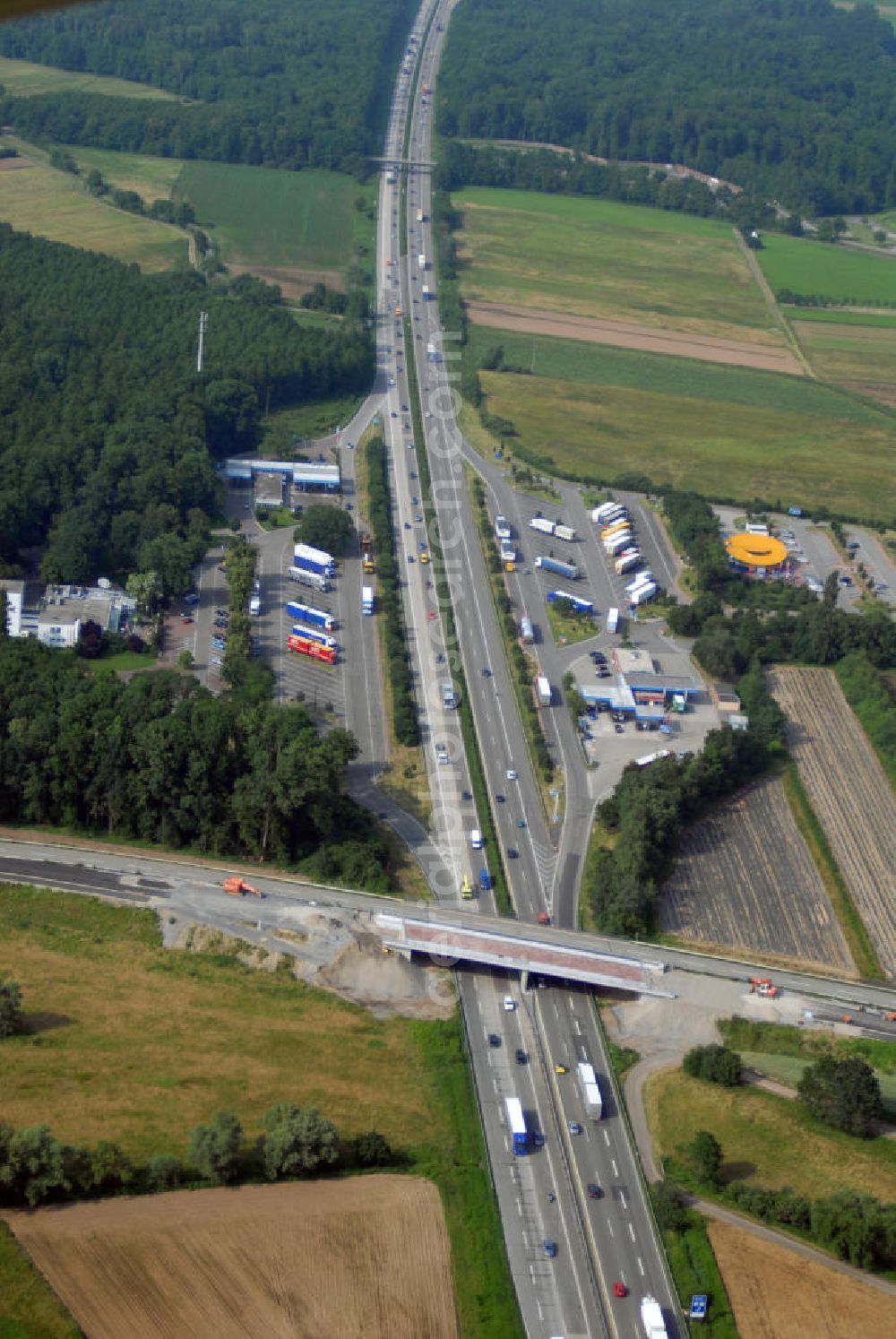 Aerial photograph Appenweier / OT Urloffen - Blick auf die Autobahnraststätte Renchtal-Ost an der A5 nahe Urloffen. Die A5 ist Teil der HaFraBa (Hamburg Frankfurt Basel) vom Hattenbacher Dreieck bis an die Grenze zur Schweiz. Auf 445 km Länge bestehen Verbindungen u.a. zum französischen Autobahnnetz (bis Barcelona) und zur Verbindung Holland - Österreich. Im Vodergrund ist die Brücke während der Neubaumaßnahmen zu sehen. Kontakt: Autobahnraststätte 1, 77767 Appenweier - Urloffen, Tel.: 07805 912231