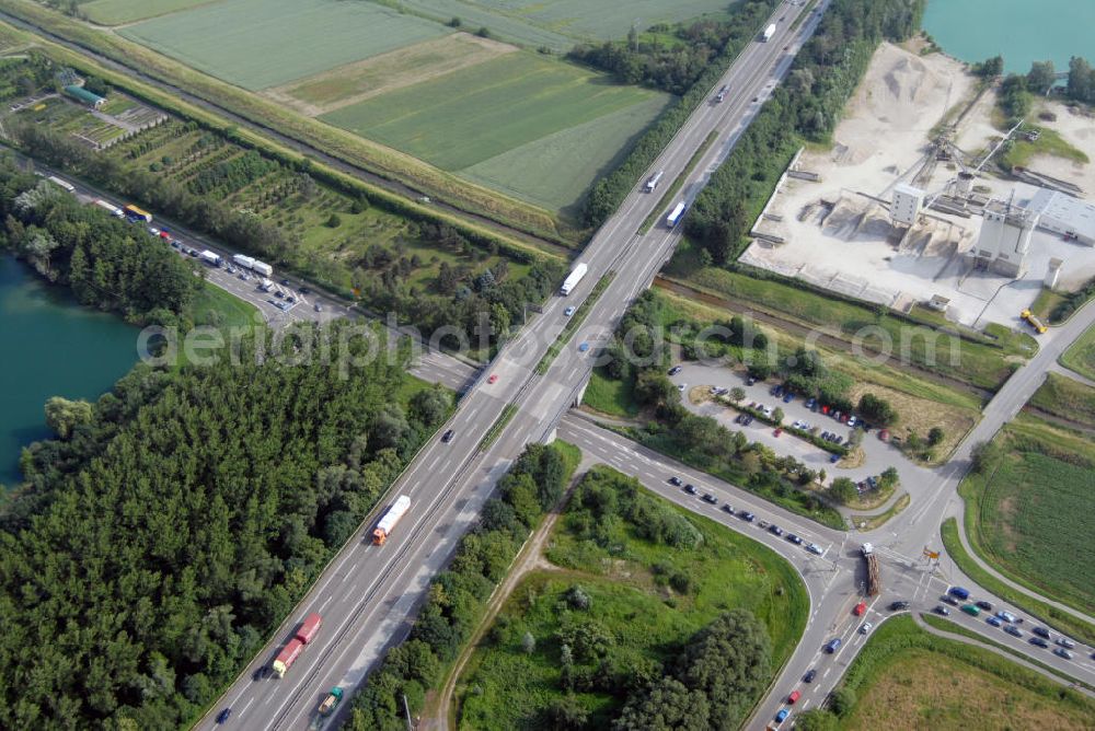 Achern from above - Blick auf die A5 nahe Achern. Die A5 ist Teil der HaFraBa (Hamburg Frankfurt Basel) vom Hattenbacher Dreieck bis an die Grenze zur Schweiz. Auf 445 km Länge bestehen Verbindungen u.a. zum französischen Autobahnnetz (bis Barcelona) und zur Verbindung Holland - Österreich. Als Teil der HaFraBa E.V. (Nord-Süd Verbindung) ist sie eine der meist befahrensten Strassen Europas (in Deutschland Platz 9).