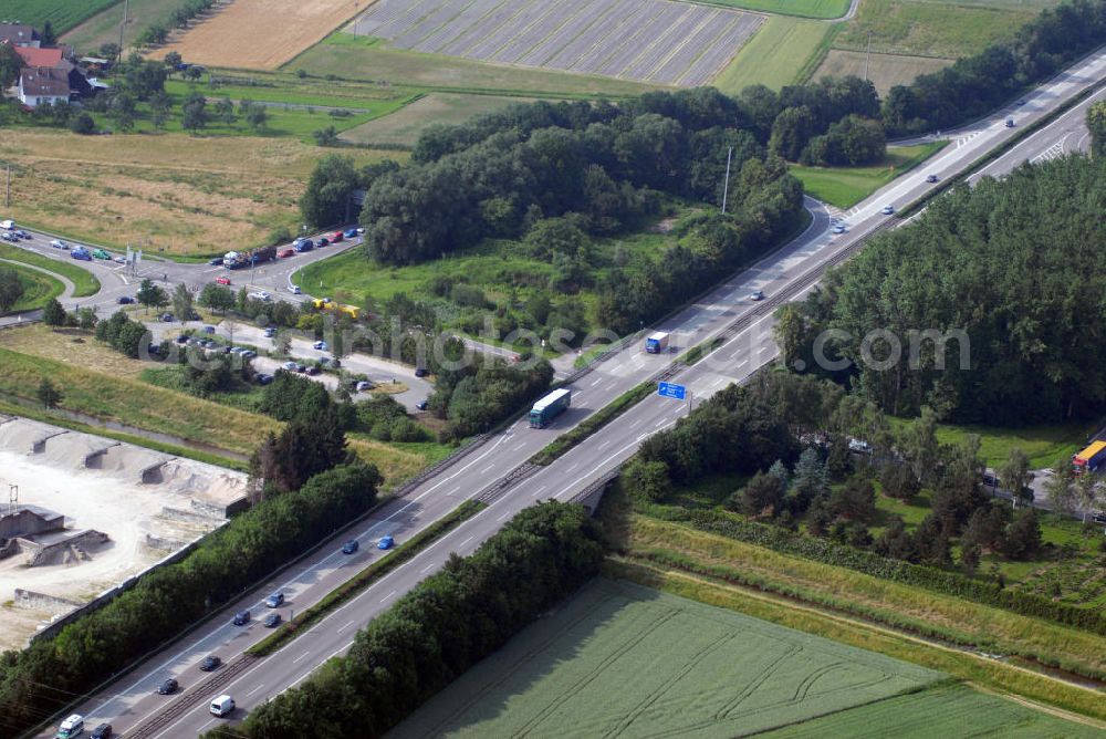 Achern from above - Blick auf die A5 nahe Achern. Die A5 ist Teil der HaFraBa (Hamburg Frankfurt Basel) vom Hattenbacher Dreieck bis an die Grenze zur Schweiz. Die Acher fließt in ost-westlicher Richtung vom Schwarzwald in den Rhein, parallel zur südlich verlaufenden Rench und zur nördlich verlaufenden Oos. Auf 445 km Länge bestehen Verbindungen u.a. zum französischen Autobahnnetz (bis Barcelona) und zur Verbindung Holland - Österreich. Als Teil der HaFraBa E.V. (Nord-Süd Verbindung) ist sie eine der meist befahrensten Strassen Europas (in Deutschland Platz 9).