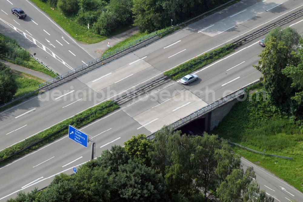 Aerial image Achern - Blick auf die A5 nahe Achern. Die A5 ist Teil der HaFraBa (Hamburg Frankfurt Basel) vom Hattenbacher Dreieck bis an die Grenze zur Schweiz. Die Acher fließt in ost-westlicher Richtung vom Schwarzwald in den Rhein, parallel zur südlich verlaufenden Rench und zur nördlich verlaufenden Oos. Auf 445 km Länge bestehen Verbindungen u.a. zum französischen Autobahnnetz (bis Barcelona) und zur Verbindung Holland - Österreich. Als Teil der HaFraBa E.V. (Nord-Süd Verbindung) ist sie eine der meist befahrensten Strassen Europas (in Deutschland Platz 9).