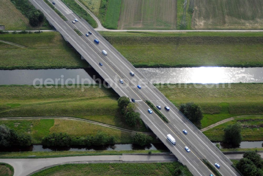 Griesheim from above - Blick auf die A5 nahe Griesheim über die Kinzig. Die Kinzig ist ein deutscher Fluss, der den Schwarzwald und die Oberrheinische Tiefebene auf einer Länge von 95 km durchfließt. Die A5 ist Teil der HaFraBa (Hamburg Frankfurt Basel) vom Hattenbacher Dreieck bis an die Grenze zur Schweiz. Auf 445 km Länge bestehen Verbindungen u.a. zum französischen Autobahnnetz (bis Barcelona) und zur Verbindung Holland - Österreich. Als Teil der Nord-Süd Verbindung ist sie eine der meist befahrensten Strassen Europas.