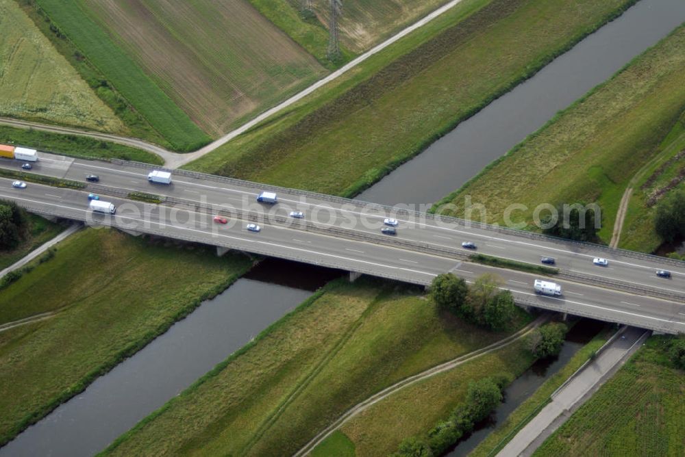 Griesheim from the bird's eye view: Blick auf die A5 nahe Griesheim über die Kinzig. Die Kinzig ist ein deutscher Fluss, der den Schwarzwald und die Oberrheinische Tiefebene auf einer Länge von 95 km durchfließt. Die A5 ist Teil der HaFraBa (Hamburg Frankfurt Basel) vom Hattenbacher Dreieck bis an die Grenze zur Schweiz. Auf 445 km Länge bestehen Verbindungen u.a. zum französischen Autobahnnetz (bis Barcelona) und zur Verbindung Holland - Österreich. Als Teil der Nord-Süd Verbindung ist sie eine der meist befahrensten Strassen Europas.