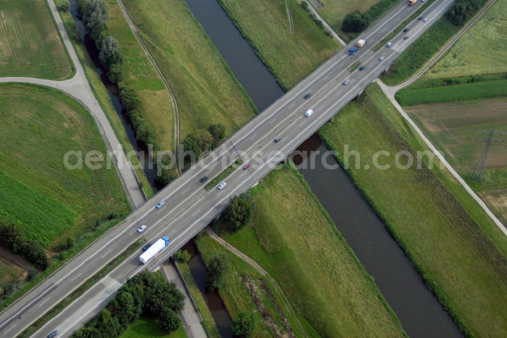 Aerial image Griesheim - Blick auf die A5 nahe Griesheim über die Kinzig. Die Kinzig ist ein deutscher Fluss, der den Schwarzwald und die Oberrheinische Tiefebene auf einer Länge von 95 km durchfließt. Die A5 ist Teil der HaFraBa (Hamburg Frankfurt Basel) vom Hattenbacher Dreieck bis an die Grenze zur Schweiz. Auf 445 km Länge bestehen Verbindungen u.a. zum französischen Autobahnnetz (bis Barcelona) und zur Verbindung Holland - Österreich. Als Teil der Nord-Süd Verbindung ist sie eine der meist befahrensten Strassen Europas.