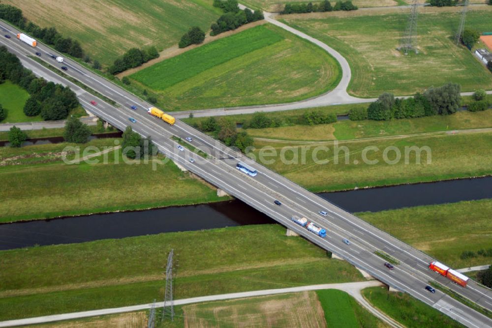 Griesheim from above - Blick auf die A5 nahe Griesheim über die Kinzig. Die Kinzig ist ein deutscher Fluss, der den Schwarzwald und die Oberrheinische Tiefebene auf einer Länge von 95 km durchfließt. Die A5 ist Teil der HaFraBa (Hamburg Frankfurt Basel) vom Hattenbacher Dreieck bis an die Grenze zur Schweiz. Auf 445 km Länge bestehen Verbindungen u.a. zum französischen Autobahnnetz (bis Barcelona) und zur Verbindung Holland - Österreich. Als Teil der Nord-Süd Verbindung ist sie eine der meist befahrensten Strassen Europas.