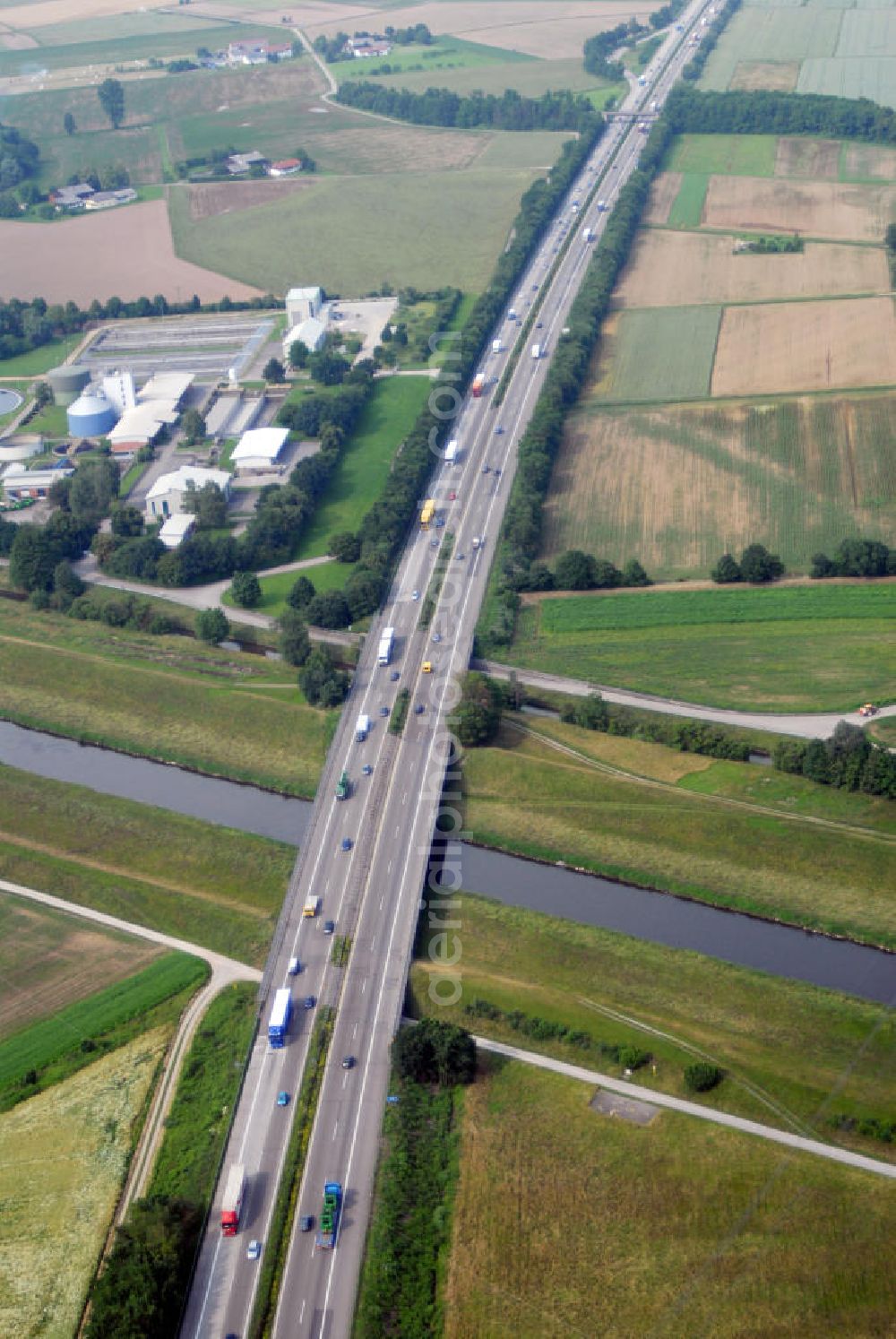 Aerial photograph Offenburg - Blick auf die A5 nahe Offenburg über die Kinzig mit dem Verbandsklärwerk Offenburg. Das Verbandsklärwerk wird durch die AZV Raum Offenburg betrieben. Kontakt: Zentrale, Verwaltung, 0781/9217-0. Die A5 ist Teil der HaFraBa (Hamburg Frankfurt Basel) vom Hattenbacher Dreieck bis an die Grenze zur Schweiz. Auf 445 km Länge bestehen Verbindungen u.a. zum französischen Autobahnnetz (bis Barcelona) und zur Verbindung Holland - Österreich. Die Kinzig ist ein deutscher Fluss, der den Schwarzwald und die Oberrheinische Tiefebene auf einer Länge von 95 km durchfließt.