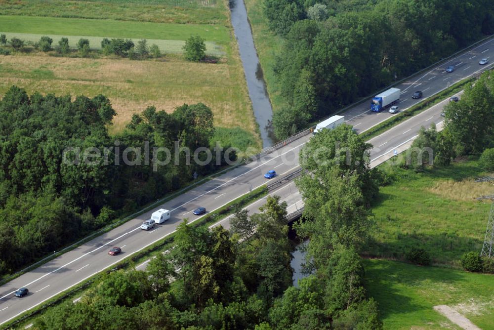 Bühl / OT Oberbruch from the bird's eye view: Blick auf die A5 nahe Oberbruch bei Bühl über die Rench. Die Rench ist ein rechter Nebenfluss des Rheins in der Ortenau (Mittelbaden). Die A5 ist Teil der HaFraBa (Hamburg Frankfurt Basel) vom Hattenbacher Dreieck bis an die Grenze zur Schweiz. Auf 445 km Länge bestehen Verbindungen u.a. zum französischen Autobahnnetz (bis Barcelona) und zur Verbindung Holland - Österreich. Als Teil der HaFraBa E.V. (Nord-Süd Verbindung) ist sie eine der meist befahrensten Strassen Europas (in Deutschland Platz 9).