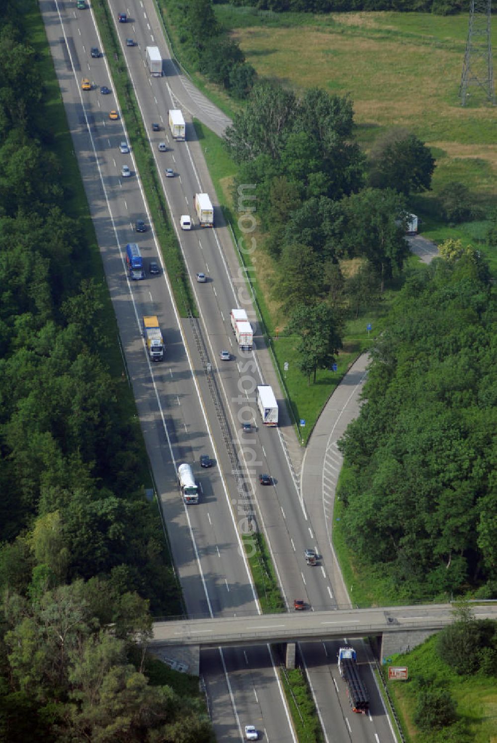 Sinzheim from above - Blick auf den Rastplatz der A5 bei Sinzheim. Die A5 ist Teil der HaFraBa (Hamburg Frankfurt Basel) vom Hattenbacher Dreieck bis an die Grenze zur Schweiz. Auf 445 km Länge bestehen Verbindungen u.a. zum französischen Autobahnnetz (bis Barcelona) und zur Verbindung Holland - Österreich. Als Teil der HaFraBa E.V. (Nord-Süd Verbindung) ist sie eine der meist befahrensten Strassen Europas (in Deutschland Platz 9).