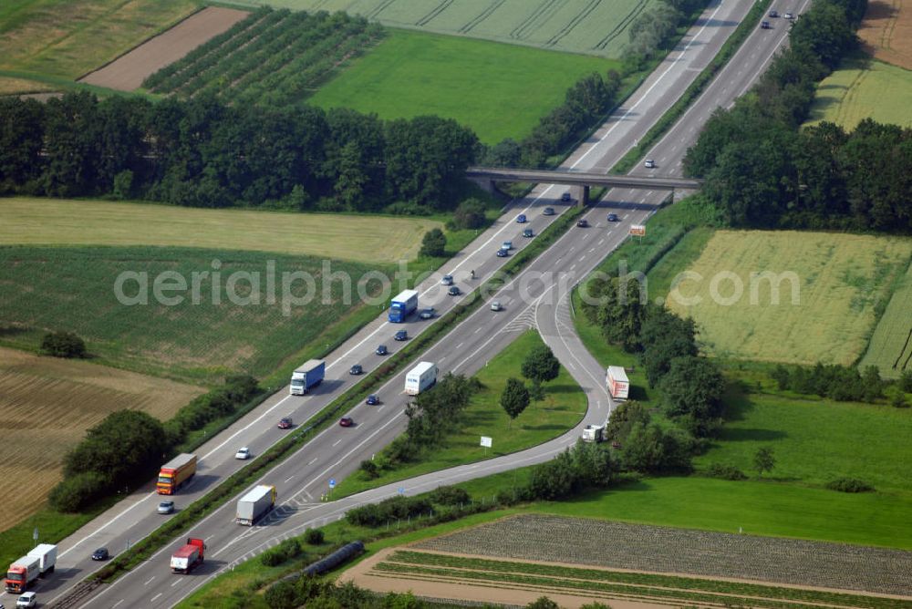 Renchen from the bird's eye view: Blick auf den Rastplatz an der A5 nahe Renchen. Die A5 ist Teil der HaFraBa (Hamburg Frankfurt Basel) vom Hattenbacher Dreieck bis an die Grenze zur Schweiz. Auf 445 km Länge bestehen Verbindungen u.a. zum französischen Autobahnnetz (bis Barcelona) und zur Verbindung Holland - Österreich. Als Teil der HaFraBa E.V. (Nord-Süd Verbindung) ist sie eine der meist befahrensten Strassen Europas (in Deutschland Platz 9).