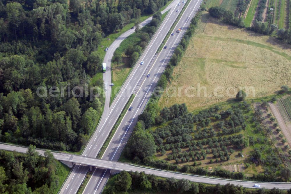 Aerial photograph Ottersweier / OT Unzhurst - Blick auf den Rastplatz der A5 nahe Unzhurst. Die A5 ist Teil der HaFraBa (Hamburg Frankfurt Basel) vom Hattenbacher Dreieck bis an die Grenze zur Schweiz. Auf 445 km Länge bestehen Verbindungen u.a. zum französischen Autobahnnetz (bis Barcelona) und zur Verbindung Holland - Österreich. Als Teil der HaFraBa E.V. (Nord-Süd Verbindung) ist sie eine der meist befahrensten Strassen Europas (in Deutschland Platz 9).