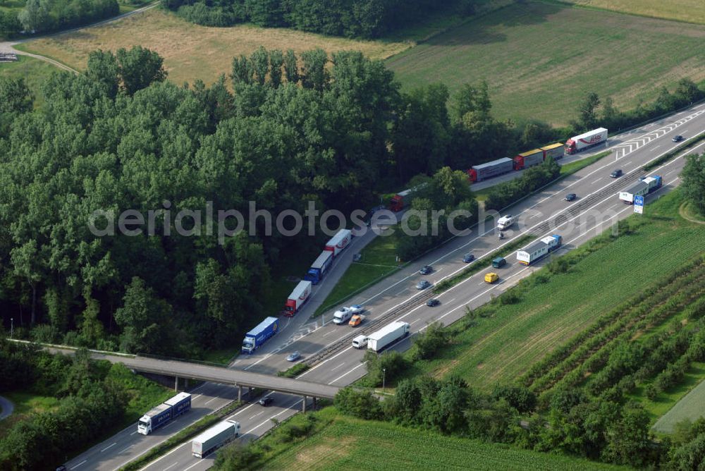 Bühl / OT Weitenung from above - Blick auf den Rastplatz der A5 nahe Weitenung bei Bühl. Die A5 ist Teil der HaFraBa (Hamburg Frankfurt Basel) vom Hattenbacher Dreieck bis an die Grenze zur Schweiz. Auf 445 km Länge bestehen Verbindungen u.a. zum französischen Autobahnnetz (bis Barcelona) und zur Verbindung Holland - Österreich. Als Teil der HaFraBa E.V. (Nord-Süd Verbindung) ist sie eine der meist befahrensten Strassen Europas (in Deutschland Platz 9).