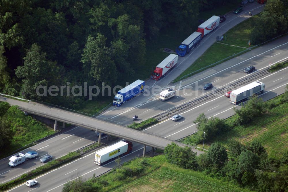 Bühl / OT Weitenung from the bird's eye view: Blick auf den Rastplatz der A5 nahe Weitenung bei Bühl. Die A5 ist Teil der HaFraBa (Hamburg Frankfurt Basel) vom Hattenbacher Dreieck bis an die Grenze zur Schweiz. Auf 445 km Länge bestehen Verbindungen u.a. zum französischen Autobahnnetz (bis Barcelona) und zur Verbindung Holland - Österreich. Als Teil der HaFraBa E.V. (Nord-Süd Verbindung) ist sie eine der meist befahrensten Strassen Europas (in Deutschland Platz 9).