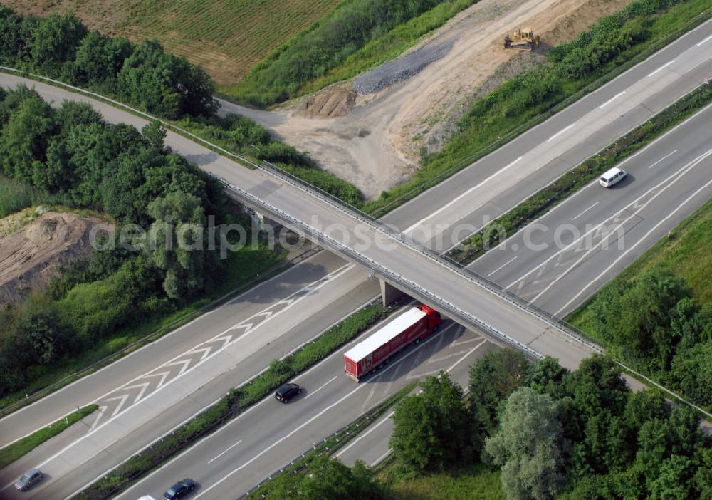 Appenweier from above - Blick auf die A5 nahe Appenweier. Die A5 ist Teil der HaFraBa (Hamburg Frankfurt Basel) vom Hattenbacher Dreieck bis an die Grenze zur Schweiz. Auf 445 km Länge bestehen Verbindungen u.a. zum französischen Autobahnnetz (bis Barcelona) und zur Verbindung Holland - Österreich. Als Teil der HaFraBa E.V. (Nord-Süd Verbindung) ist sie eine der meist befahrensten Strassen Europas (in Deutschland Platz 9).