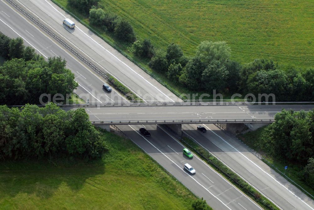 Griesheim from above - Blick auf die A5 nahe Griesheim. Die A5 ist Teil der HaFraBa (Hamburg Frankfurt Basel) vom Hattenbacher Dreieck bis an die Grenze zur Schweiz. Auf 445 km Länge bestehen Verbindungen u.a. zum französischen Autobahnnetz (bis Barcelona) und zur Verbindung Holland - Österreich. Als Teil der HaFraBa E.V. (Nord-Süd Verbindung) ist sie eine der meist befahrensten Strassen Europas (in Deutschland Platz 9).