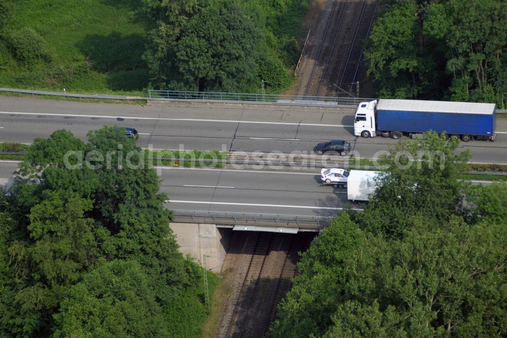 Griesheim from above - Blick auf die A5 nahe Griesheim. Die A5 ist Teil der HaFraBa (Hamburg Frankfurt Basel) vom Hattenbacher Dreieck bis an die Grenze zur Schweiz. Auf 445 km Länge bestehen Verbindungen u.a. zum französischen Autobahnnetz (bis Barcelona) und zur Verbindung Holland - Österreich. Als Teil der HaFraBa E.V. (Nord-Süd Verbindung) ist sie eine der meist befahrensten Strassen Europas (in Deutschland Platz 9).