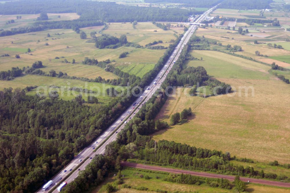 Griesheim from the bird's eye view: Blick auf die A5 nahe Griesheim. Die A5 ist Teil der HaFraBa (Hamburg Frankfurt Basel) vom Hattenbacher Dreieck bis an die Grenze zur Schweiz. Auf 445 km Länge bestehen Verbindungen u.a. zum französischen Autobahnnetz (bis Barcelona) und zur Verbindung Holland - Österreich. Als Teil der HaFraBa E.V. (Nord-Süd Verbindung) ist sie eine der meist befahrensten Strassen Europas (in Deutschland Platz 9).