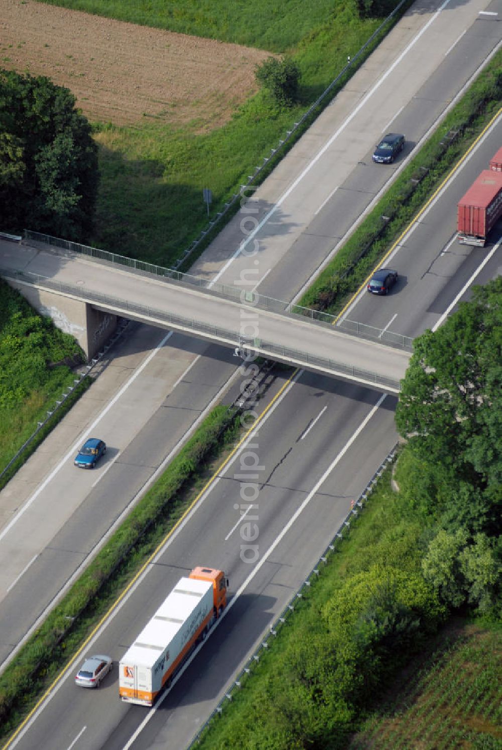 Renchen from above - Blick auf eine Brücke an der A5 nahe Renchen. Die A5 ist Teil der HaFraBa (Hamburg Frankfurt Basel) vom Hattenbacher Dreieck bis an die Grenze zur Schweiz. Auf 445 km Länge bestehen Verbindungen u.a. zum französischen Autobahnnetz (bis Barcelona) und zur Verbindung Holland - Österreich. Als Teil der HaFraBa E.V. (Nord-Süd Verbindung) ist sie eine der meist befahrensten Strassen Europas (in Deutschland Platz 9).