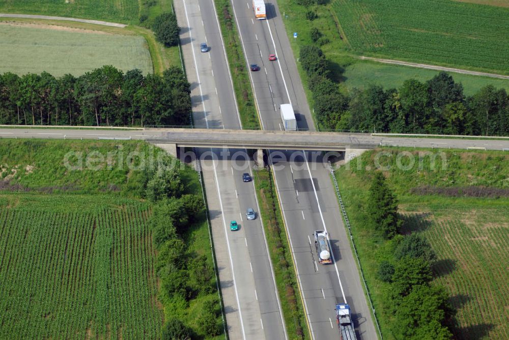 Aerial image Renchen - Blick auf eine Brücke an der A5 nahe Renchen. Die A5 ist Teil der HaFraBa (Hamburg Frankfurt Basel) vom Hattenbacher Dreieck bis an die Grenze zur Schweiz. Auf 445 km Länge bestehen Verbindungen u.a. zum französischen Autobahnnetz (bis Barcelona) und zur Verbindung Holland - Österreich. Als Teil der HaFraBa E.V. (Nord-Süd Verbindung) ist sie eine der meist befahrensten Strassen Europas (in Deutschland Platz 9).